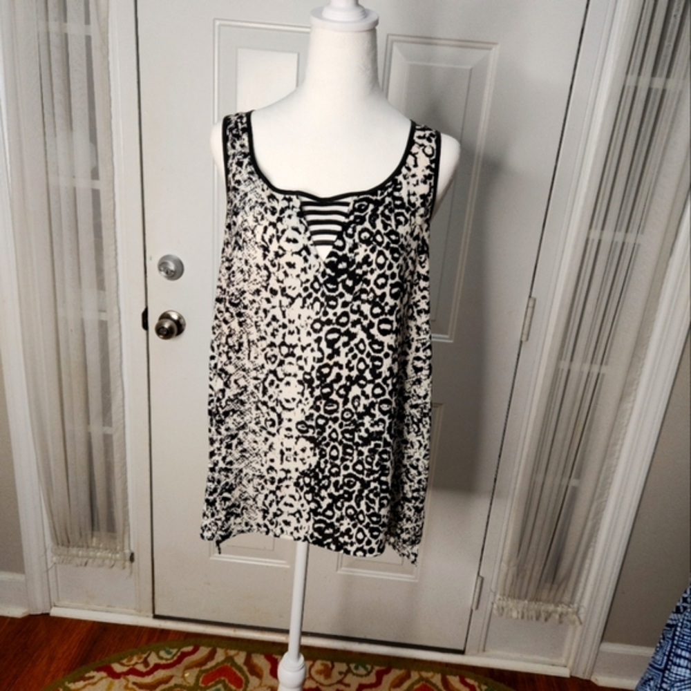 Socialite Black and White‎ Cut-Out Top Size Large